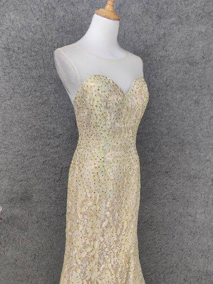Luxuriöses champagnergoldenes Neckholder-Abendkleid mit Strass-Spitze und Schleppe P4663