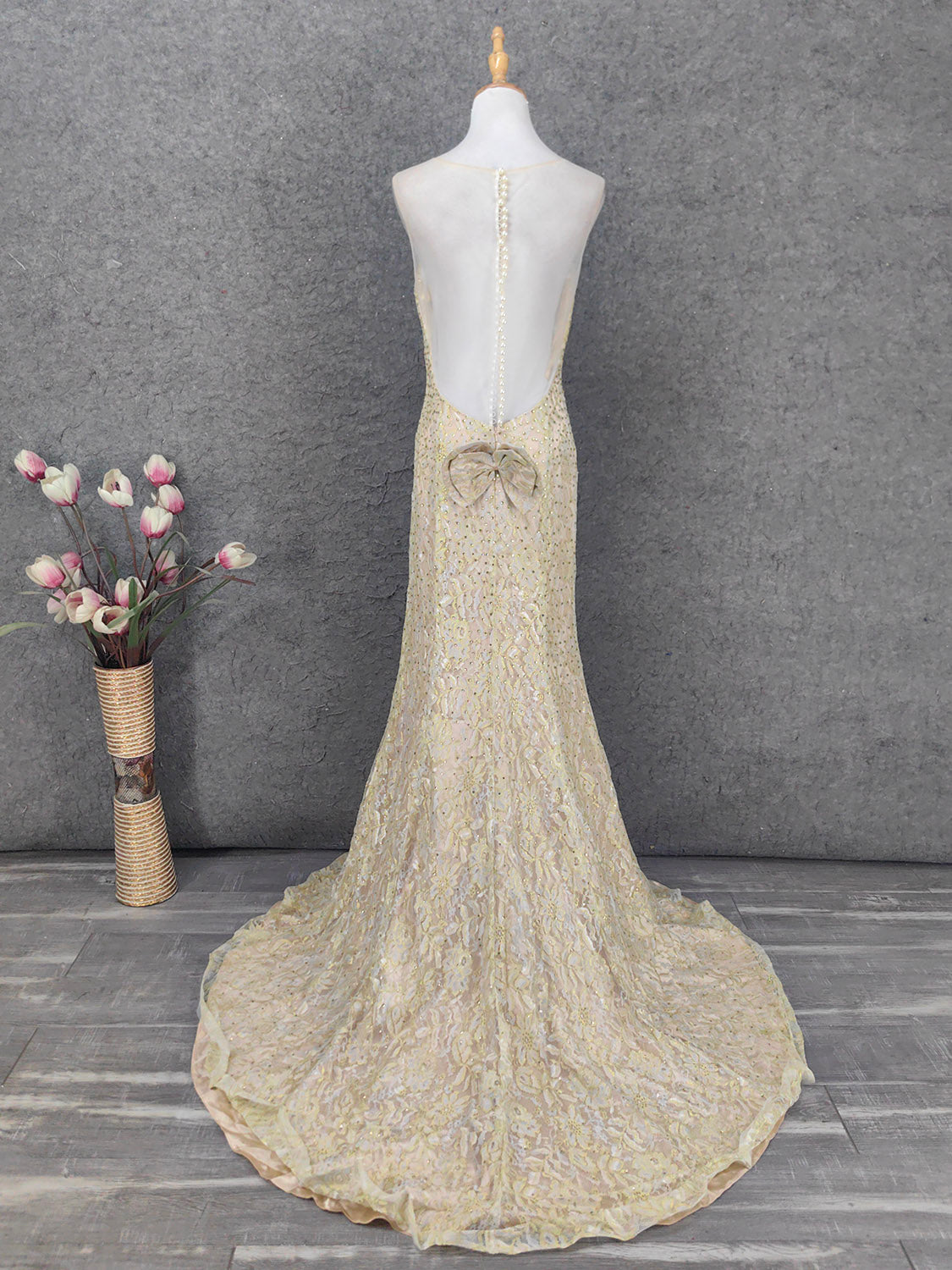 Luxuriöses champagnergoldenes Neckholder-Abendkleid mit Strass-Spitze und Schleppe P4663