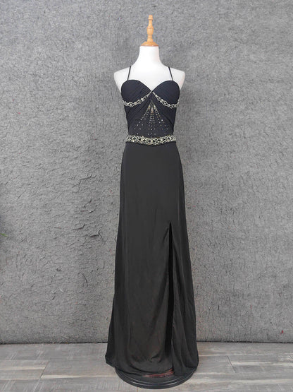 Elegantes schwarzes langes Abendkleid mit Spaghettiträgern, Pailletten, Perlen und Schlitz P4666