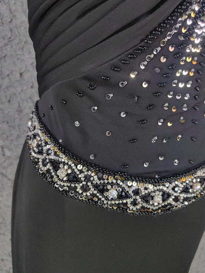 Elegantes schwarzes langes Abendkleid mit Spaghettiträgern, Pailletten, Perlen und Schlitz P4666