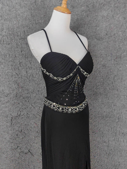 Elegantes schwarzes langes Abendkleid mit Spaghettiträgern, Pailletten, Perlen und Schlitz P4666