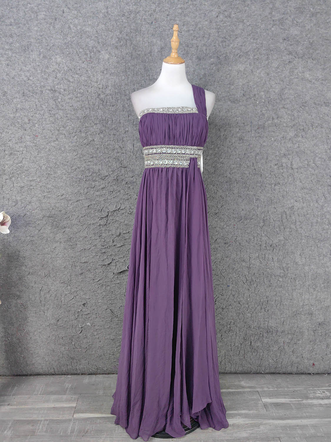 Charmantes violettes, schulterfreies, eckiges Dekolleté, mit Strasssteinen besetztes Chiffon-Abendkleid P4669