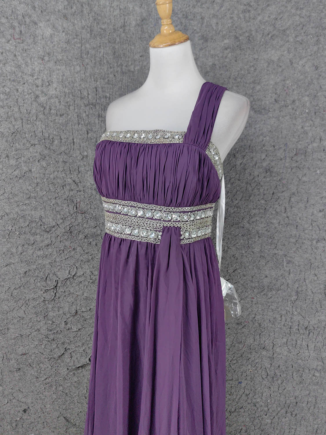 Charmantes violettes, schulterfreies, eckiges Dekolleté, mit Strasssteinen besetztes Chiffon-Abendkleid P4669