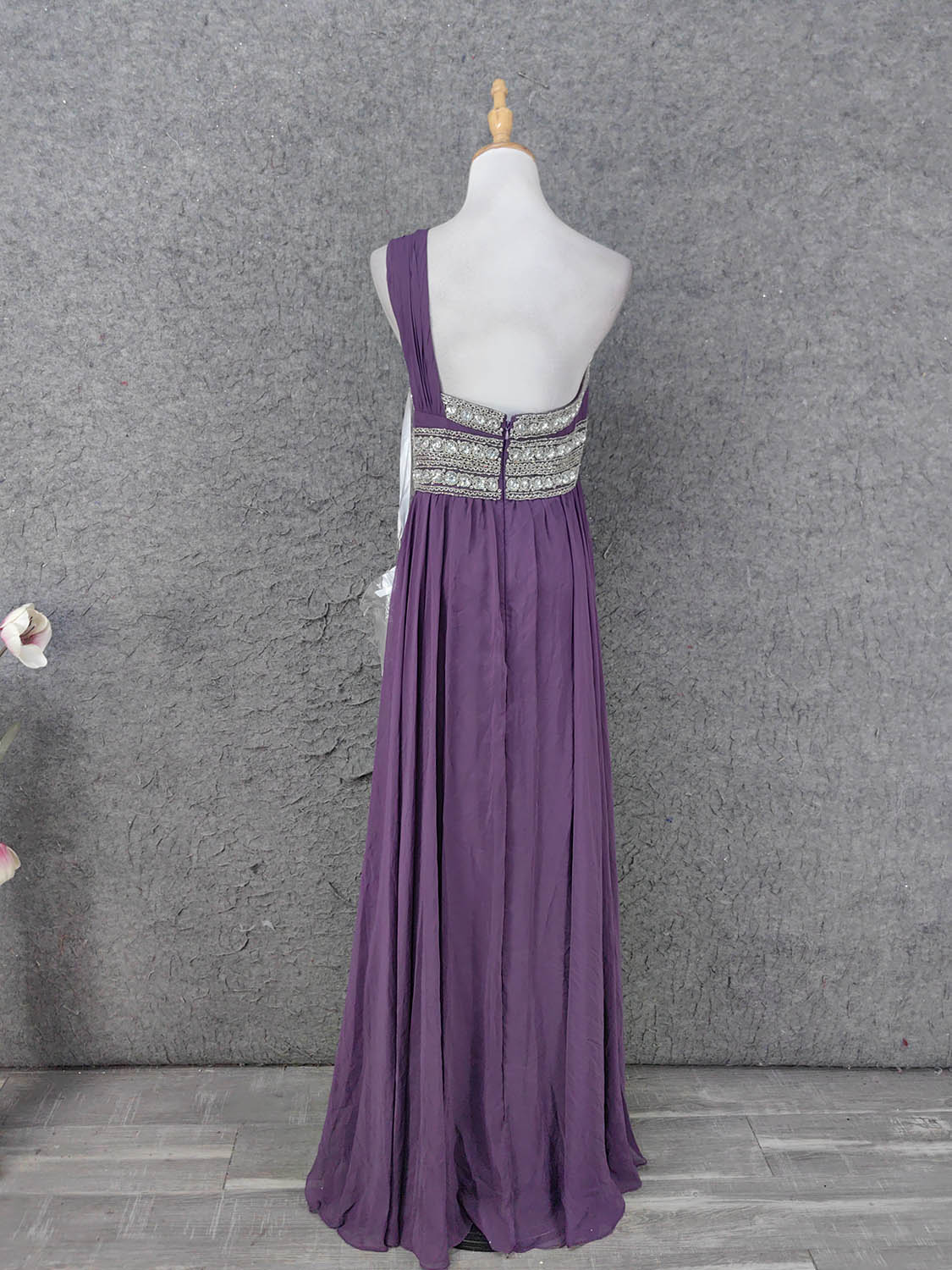 Charmantes violettes, schulterfreies, eckiges Dekolleté, mit Strasssteinen besetztes Chiffon-Abendkleid P4669