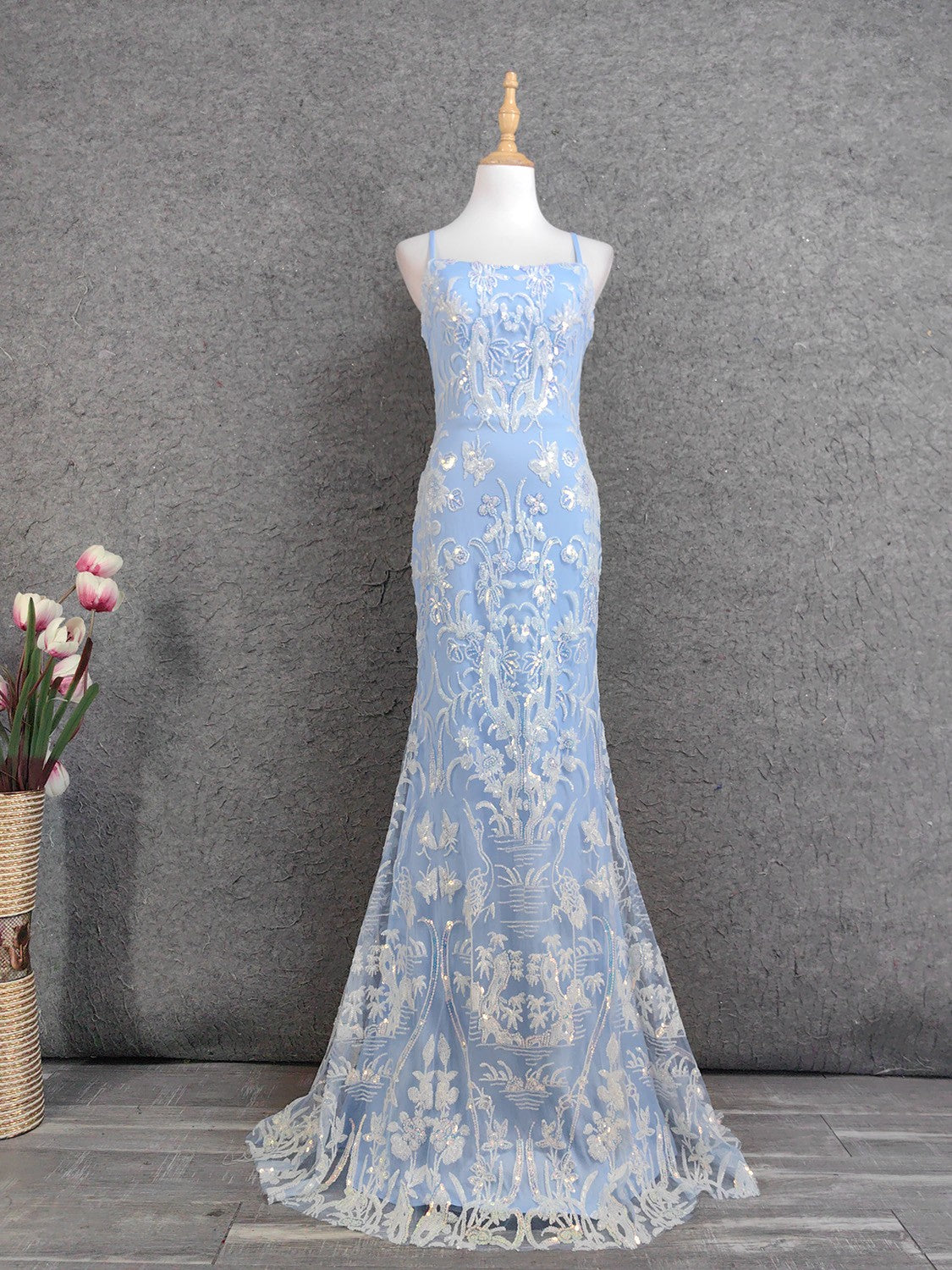 Elegantes hellblaues Meerjungfrauen-Abendkleid aus Tüll mit Pailletten, Spaghettiträgern und eckigem Ausschnitt, P4671