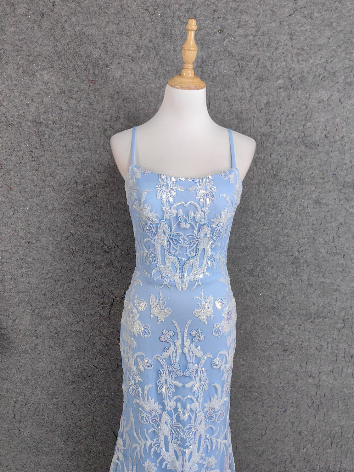 Elegantes hellblaues Meerjungfrauen-Abendkleid aus Tüll mit Pailletten, Spaghettiträgern und eckigem Ausschnitt, P4671