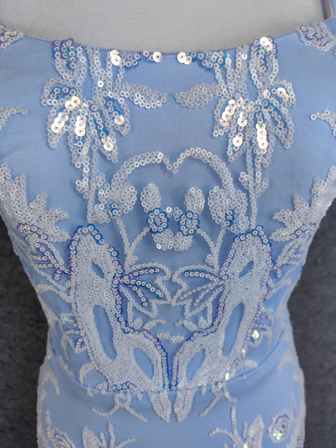 Elegantes hellblaues Meerjungfrauen-Abendkleid aus Tüll mit Pailletten, Spaghettiträgern und eckigem Ausschnitt, P4671