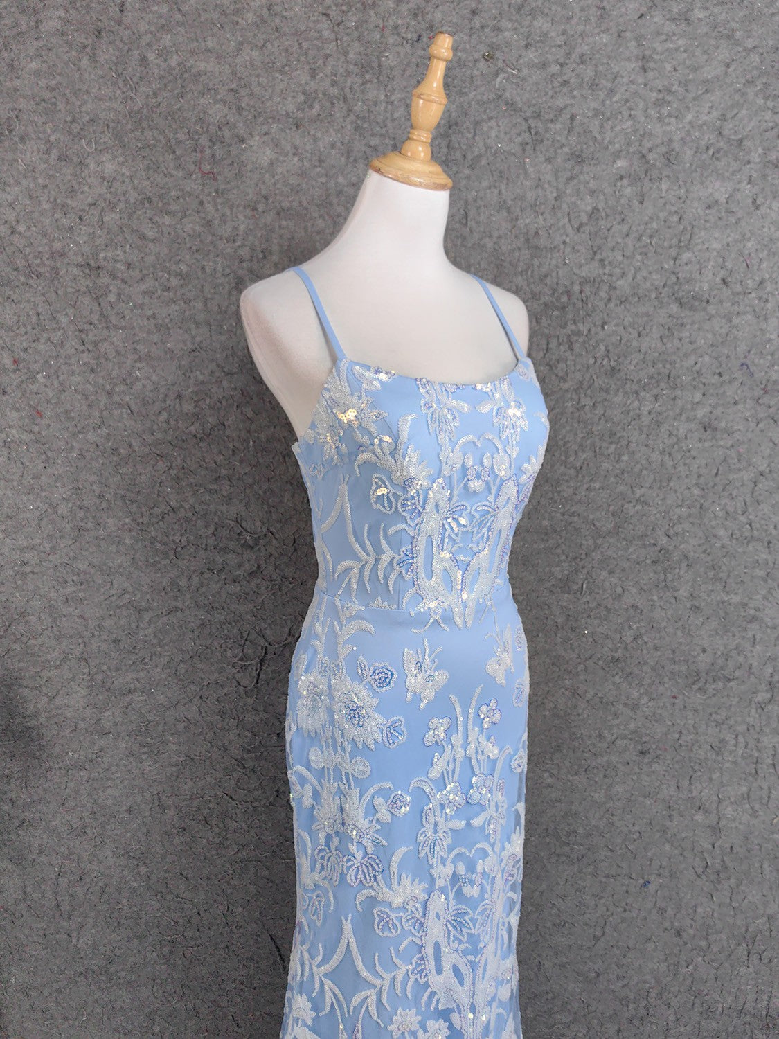 Elegantes hellblaues Meerjungfrauen-Abendkleid aus Tüll mit Pailletten, Spaghettiträgern und eckigem Ausschnitt, P4671