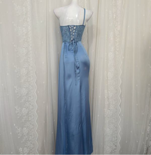 Elegantes Meerjungfrauen-Abendkleid in Blau mit Pailletten und Perlen, asymmetrischer Schulter und langem Schnitt P4679