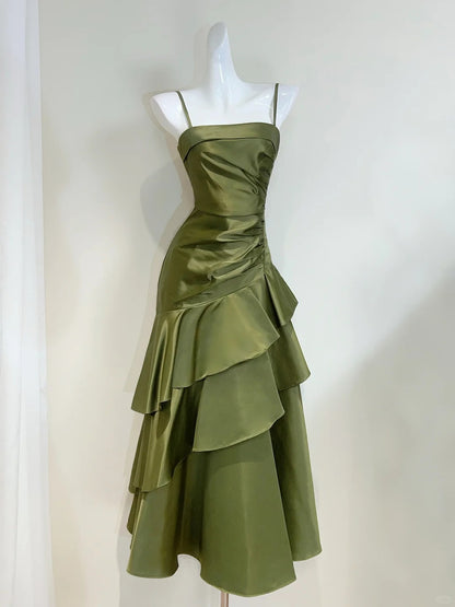 Elegantes, olivgrünes Meerjungfrauen-Abendkleid aus Satin mit Spaghettiträgern und Rüschen P4068