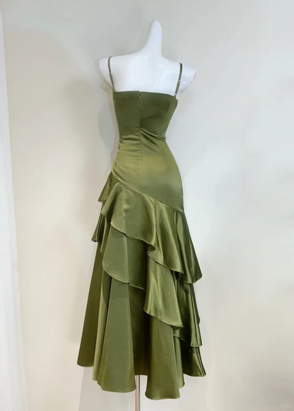 Elegantes, olivgrünes Meerjungfrauen-Abendkleid aus Satin mit Spaghettiträgern und Rüschen P4068
