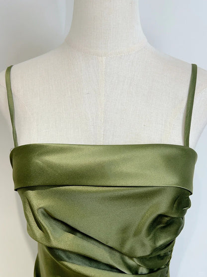 Elegantes, olivgrünes Meerjungfrauen-Abendkleid aus Satin mit Spaghettiträgern und Rüschen P4068