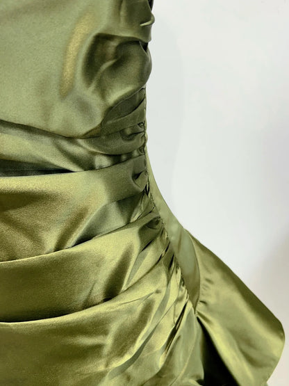 Elegantes, olivgrünes Meerjungfrauen-Abendkleid aus Satin mit Spaghettiträgern und Rüschen P4068