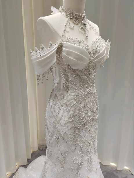 Elegantes weißes Meerjungfrauen-Abendkleid mit Schleppe, Neckholder, schulterfrei, Perlenbesatz, Spitze und Tüll, Ballkleid P4684