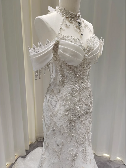 Elegantes weißes Meerjungfrauen-Abendkleid mit Schleppe, Neckholder, schulterfrei, Perlenbesatz, Spitze und Tüll, Ballkleid P4684