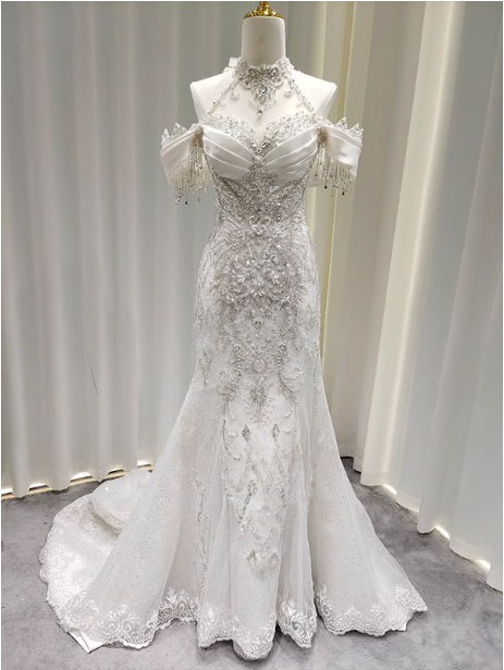 Elegantes weißes Meerjungfrauen-Abendkleid mit Schleppe, Neckholder, schulterfrei, Perlenbesatz, Spitze und Tüll, Ballkleid P4684