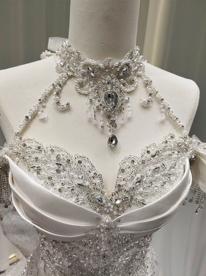 Elegantes weißes Meerjungfrauen-Abendkleid mit Schleppe, Neckholder, schulterfrei, Perlenbesatz, Spitze und Tüll, Ballkleid P4684
