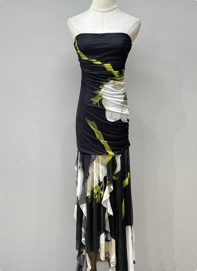 Vintage schwarzes Abendkleid aus Chiffon mit Blumenmuster, unregelmäßigem Schnitt und trägerlosem Oberteil P4689