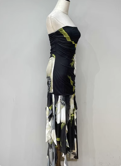 Vintage schwarzes Abendkleid aus Chiffon mit Blumenmuster, unregelmäßigem Schnitt und trägerlosem Oberteil P4689