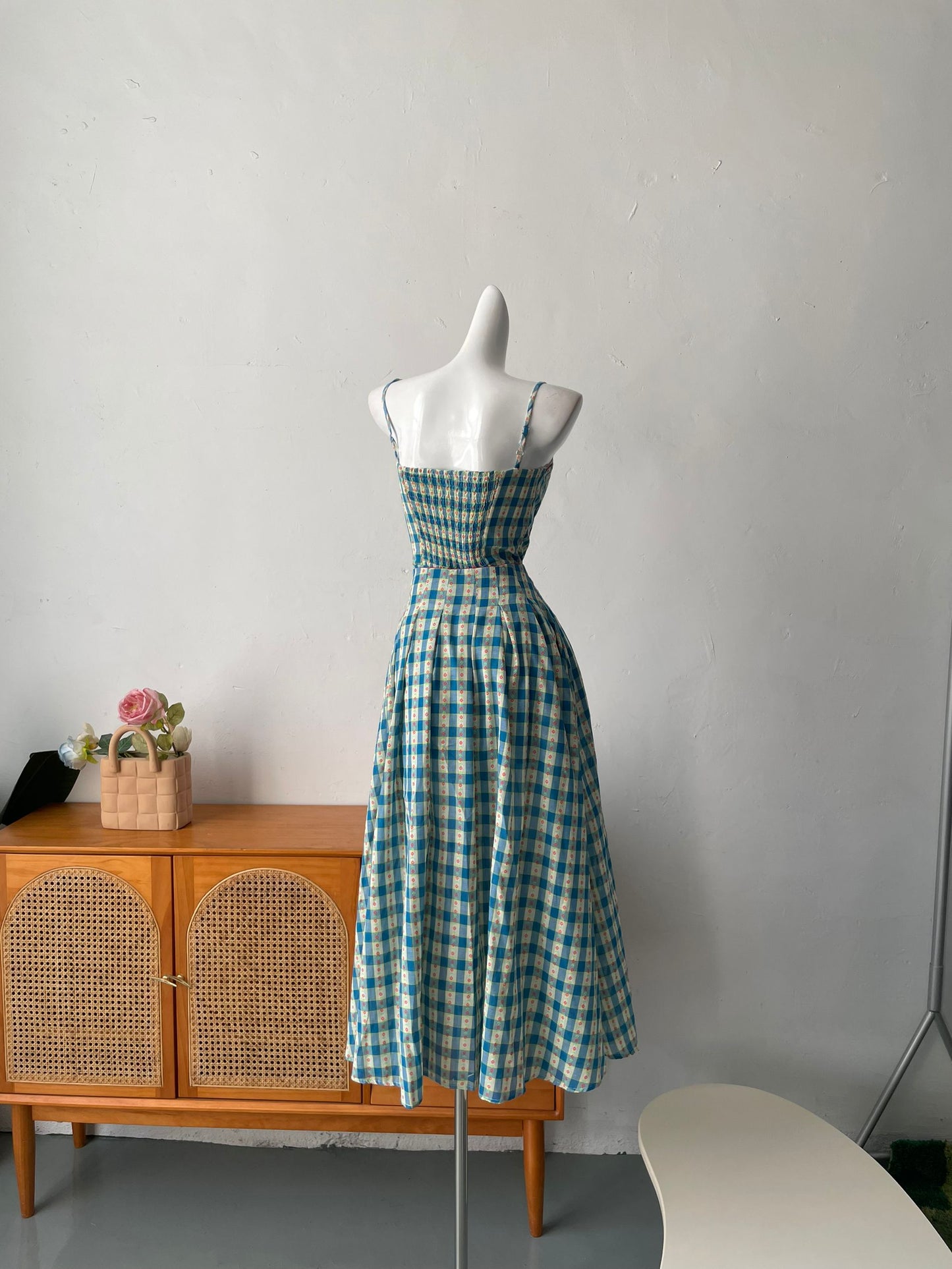 Süßes A-Linien-Abendkleid P4692 aus blau kariertem Stoff mit Spaghettiträgern
