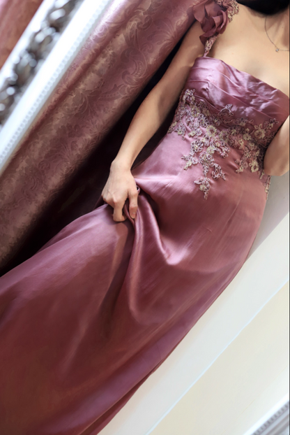 Elegantes staubiges Rosa quadratischer Ausschnitt Spaghettiträger besticktes Rüschen-Satin-langes Ballkleid Abendkleid P4695