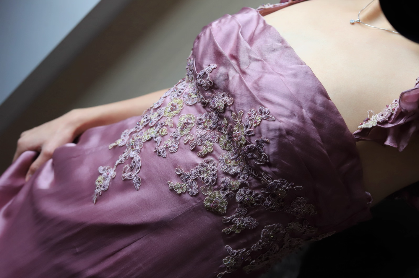 Elegantes staubiges Rosa quadratischer Ausschnitt Spaghettiträger besticktes Rüschen-Satin-langes Ballkleid Abendkleid P4695