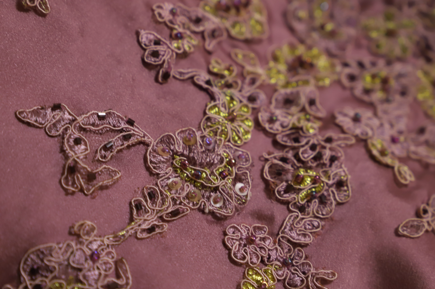 Elegantes staubiges Rosa quadratischer Ausschnitt Spaghettiträger besticktes Rüschen-Satin-langes Ballkleid Abendkleid P4695