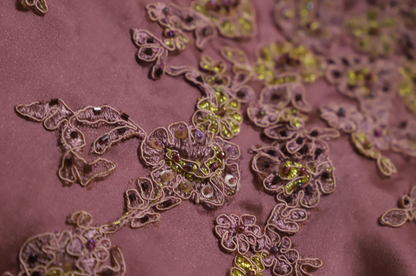 Elegantes staubiges Rosa quadratischer Ausschnitt Spaghettiträger besticktes Rüschen-Satin-langes Ballkleid Abendkleid P4695