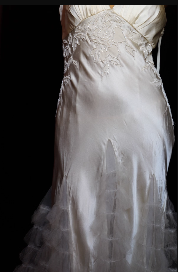 Elegantes elfenbeinfarbenes V-Ausschnitt, perlenbesetztes Tüll-Satin High-Low Ballkleid Abendkleid P4698