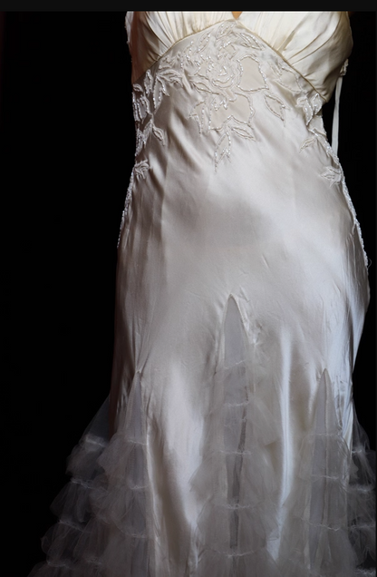 Elegantes elfenbeinfarbenes V-Ausschnitt, perlenbesetztes Tüll-Satin High-Low Ballkleid Abendkleid P4698