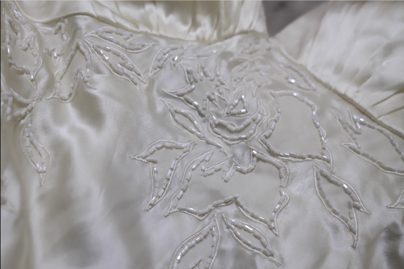 Elegantes elfenbeinfarbenes V-Ausschnitt, perlenbesetztes Tüll-Satin High-Low Ballkleid Abendkleid P4698