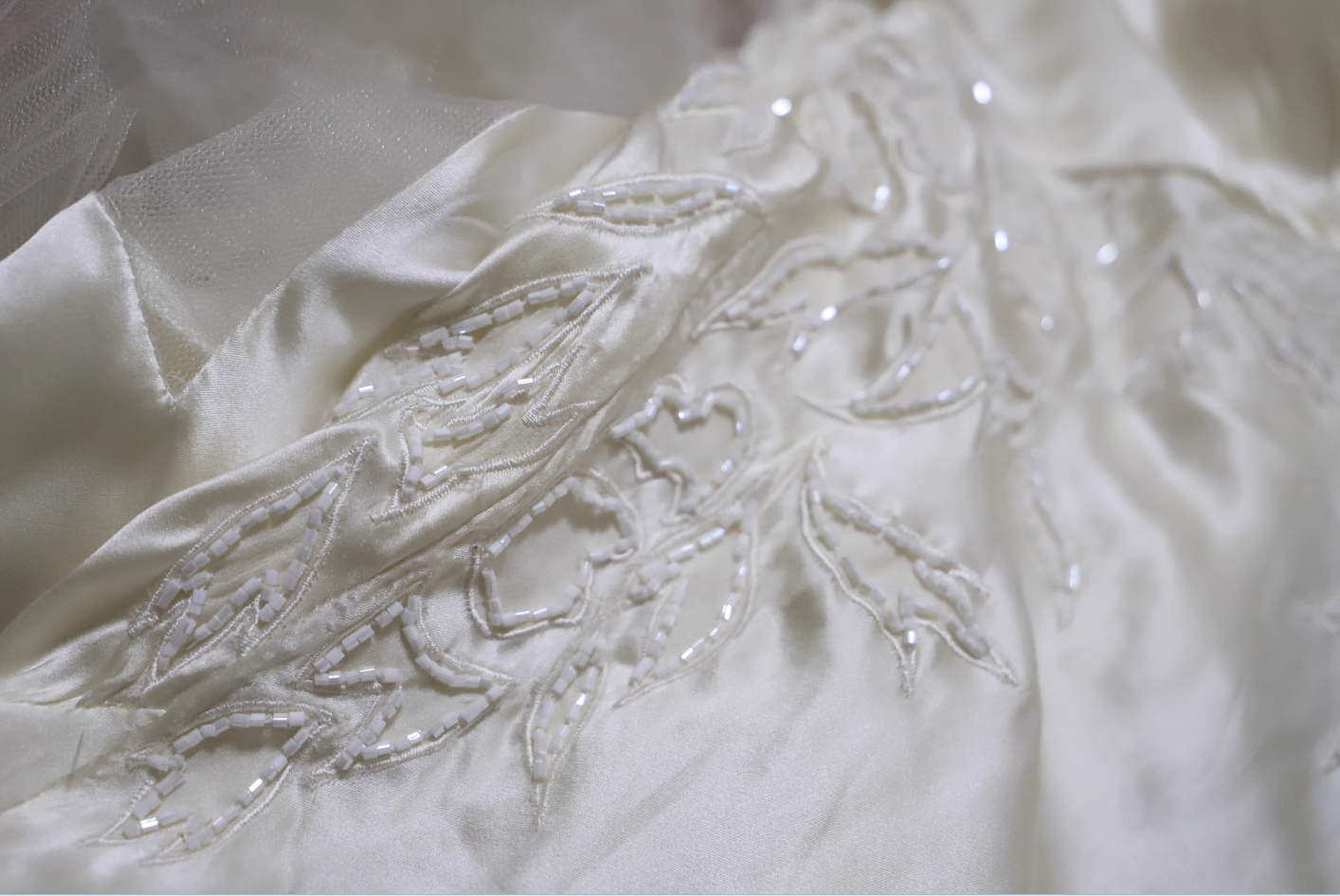 Elegantes elfenbeinfarbenes V-Ausschnitt, perlenbesetztes Tüll-Satin High-Low Ballkleid Abendkleid P4698