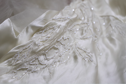 Elegantes elfenbeinfarbenes V-Ausschnitt, perlenbesetztes Tüll-Satin High-Low Ballkleid Abendkleid P4698