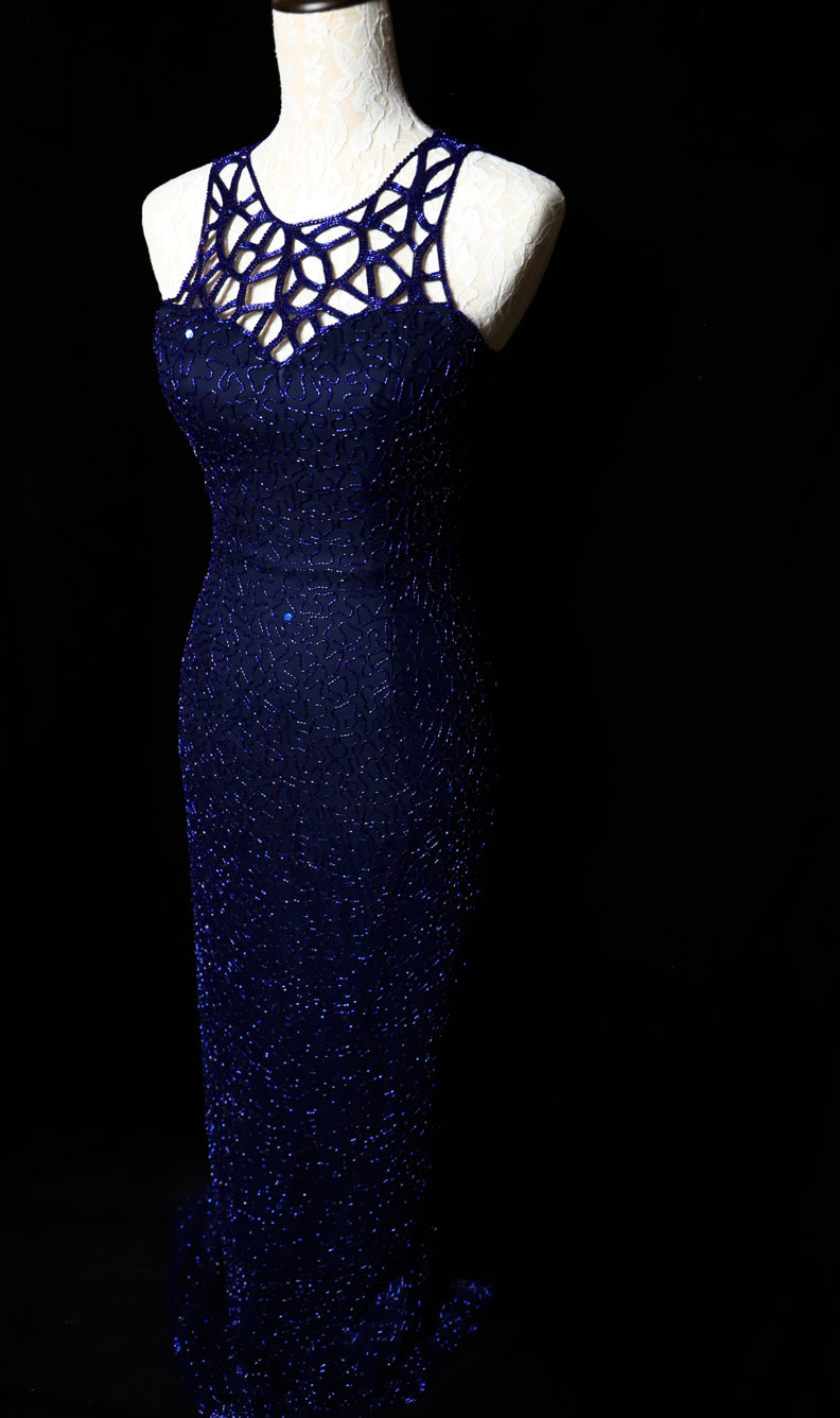 Elegantes ärmelloses, ausgeschnittenes Neckholder-Meerjungfrauen-Abendkleid aus marineblauem, perlenbesticktem Spitzen-P4700