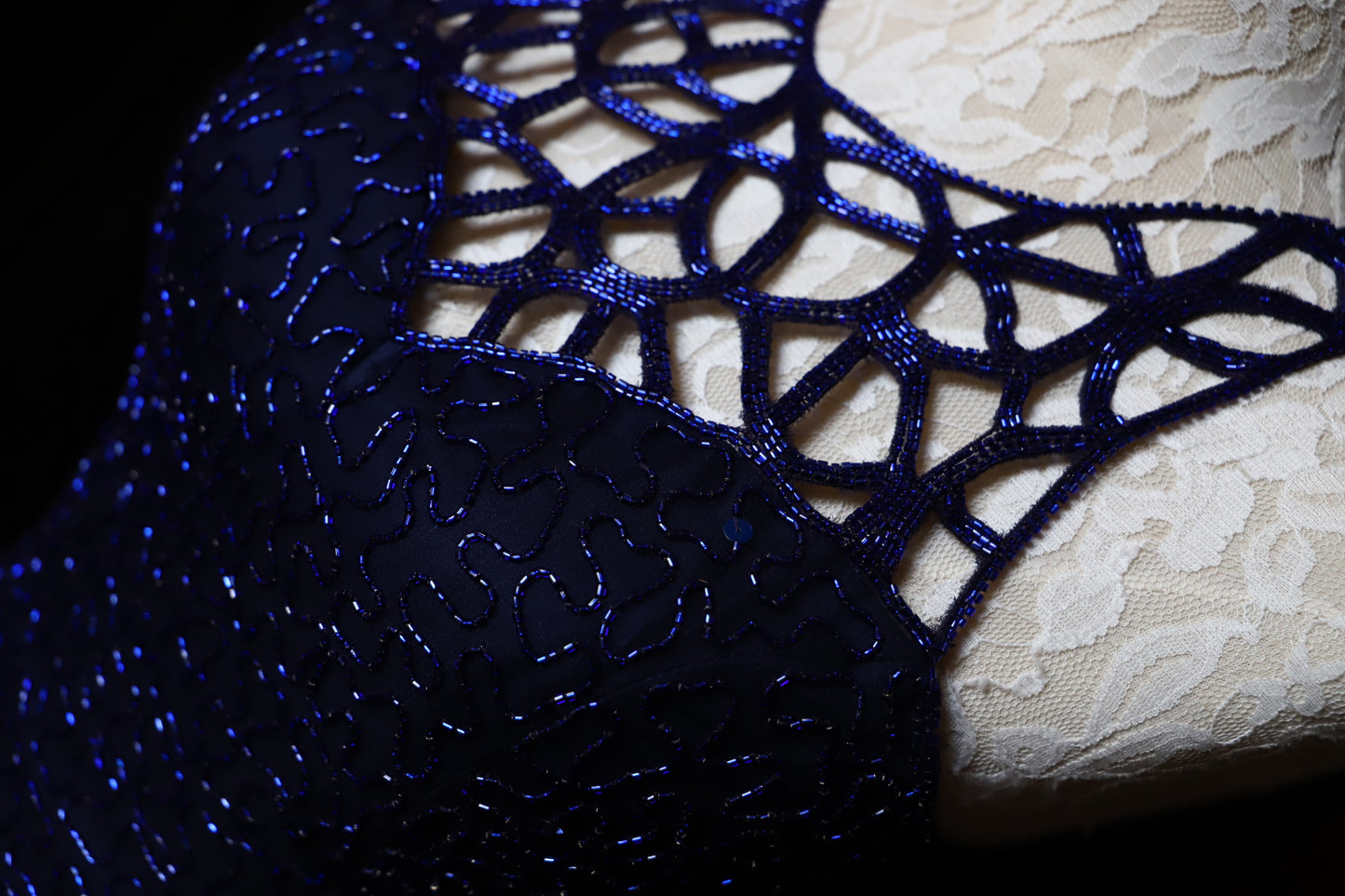 Elegantes ärmelloses, ausgeschnittenes Neckholder-Meerjungfrauen-Abendkleid aus marineblauem, perlenbesticktem Spitzen-P4700