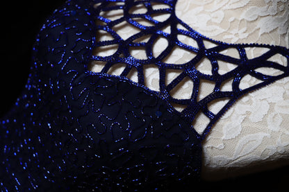 Elegantes ärmelloses, ausgeschnittenes Neckholder-Meerjungfrauen-Abendkleid aus marineblauem, perlenbesticktem Spitzen-P4700