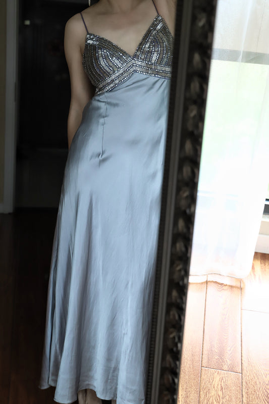 Robe de soirée/bal longue vintage en satin gris argenté à fines bretelles, col en V et perles P4705