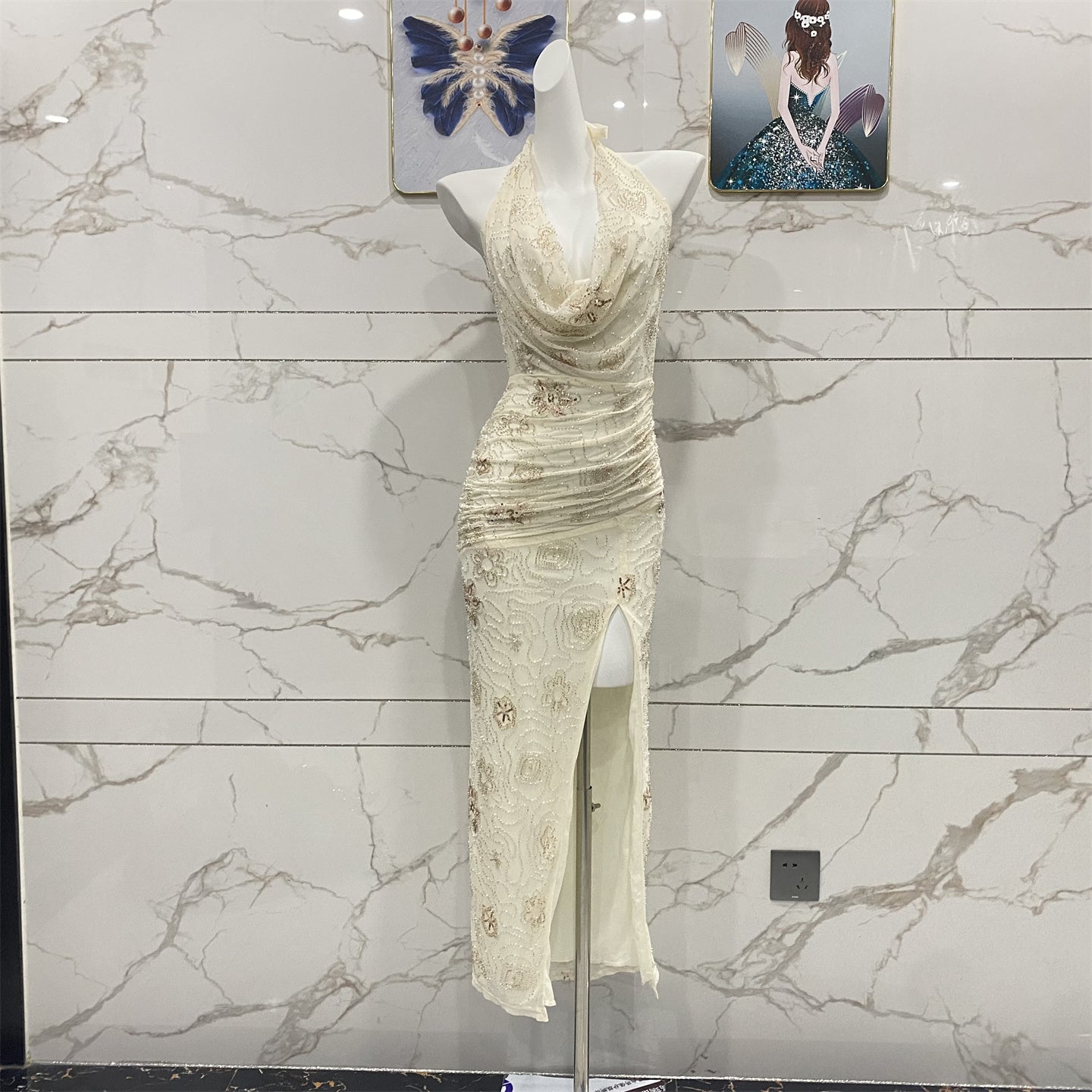 Elegantes, cremeweißes, rückenfreies Neckholder-Abendkleid mit Wasserfallausschnitt, Perlenstickerei und Tüll P4706