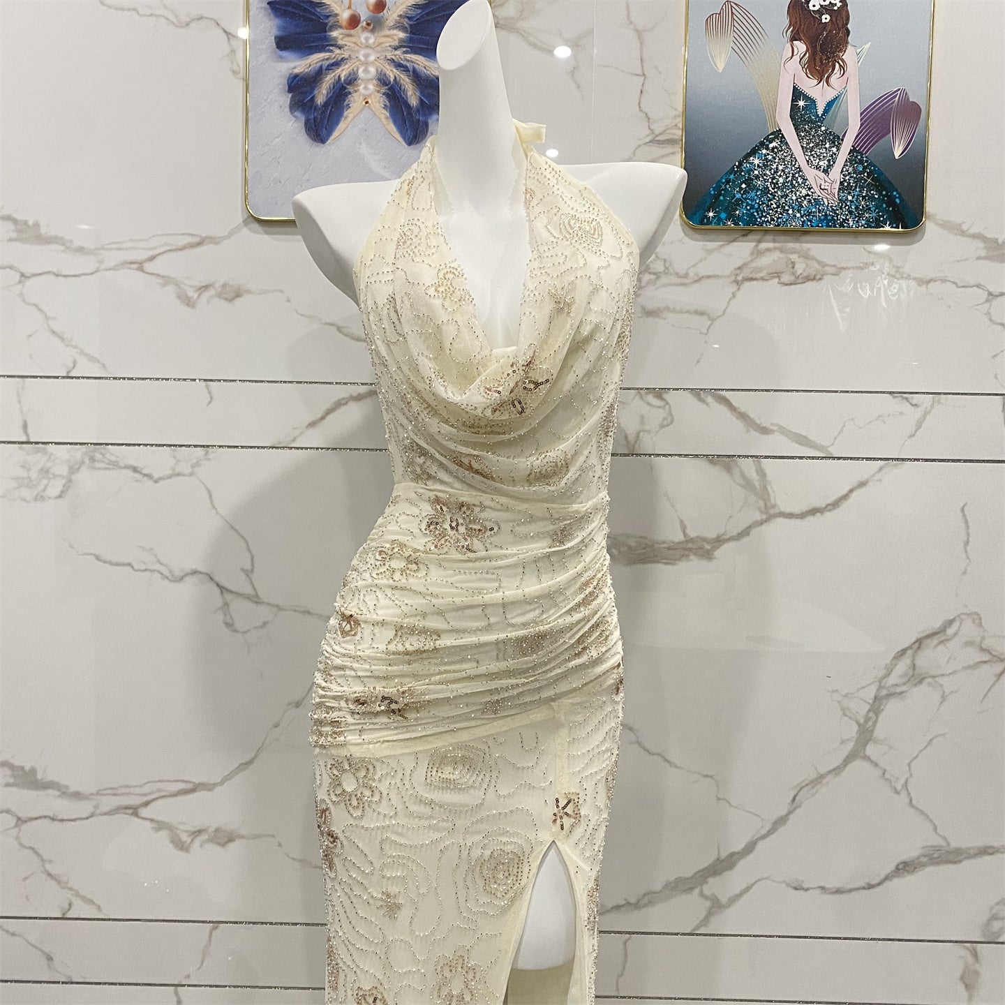 Elegantes, cremeweißes, rückenfreies Neckholder-Abendkleid mit Wasserfallausschnitt, Perlenstickerei und Tüll P4706