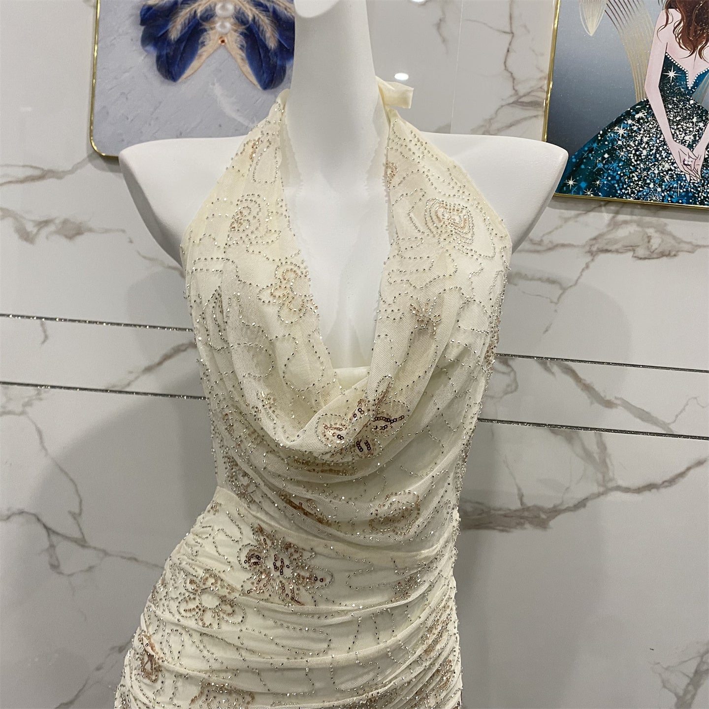 Elegantes, cremeweißes, rückenfreies Neckholder-Abendkleid mit Wasserfallausschnitt, Perlenstickerei und Tüll P4706