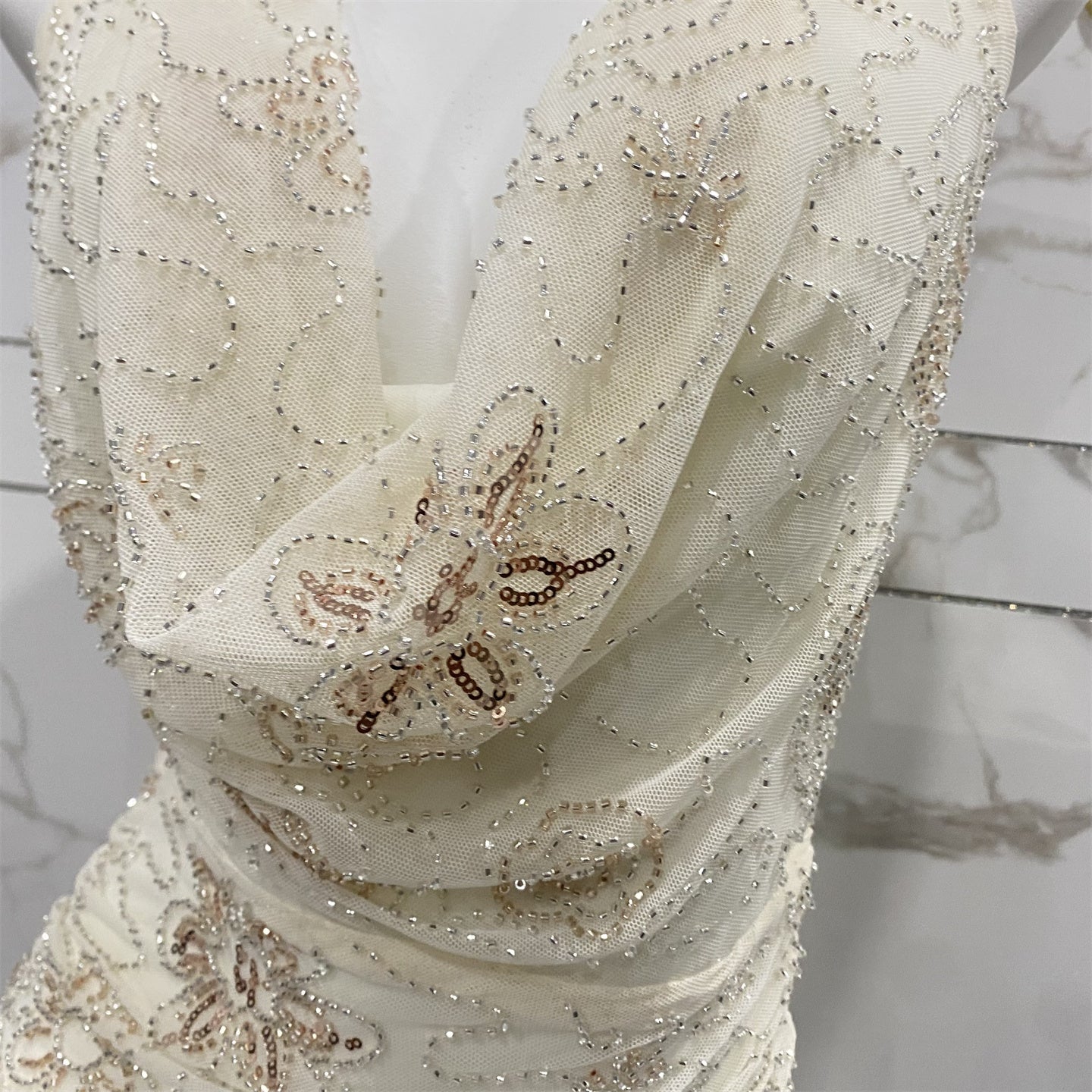 Elegantes, cremeweißes, rückenfreies Neckholder-Abendkleid mit Wasserfallausschnitt, Perlenstickerei und Tüll P4706