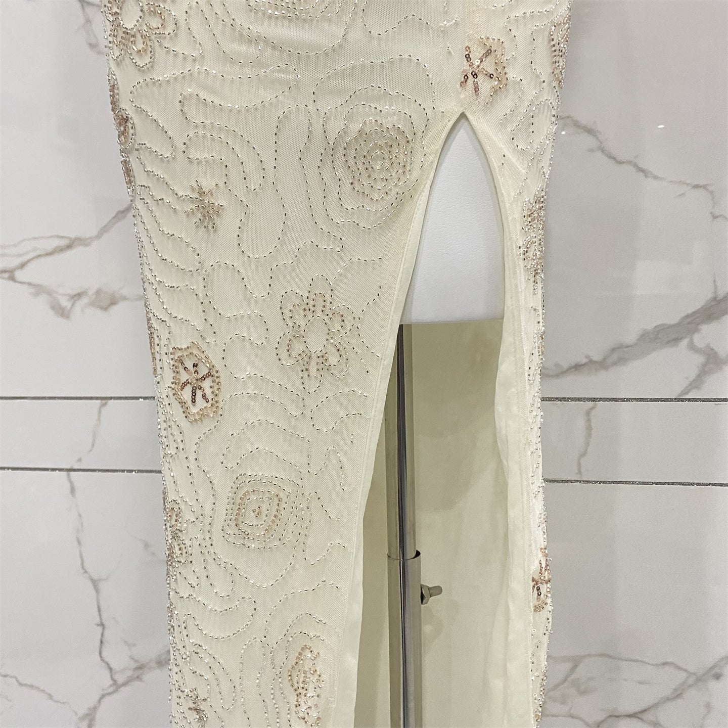Elegantes, cremeweißes, rückenfreies Neckholder-Abendkleid mit Wasserfallausschnitt, Perlenstickerei und Tüll P4706