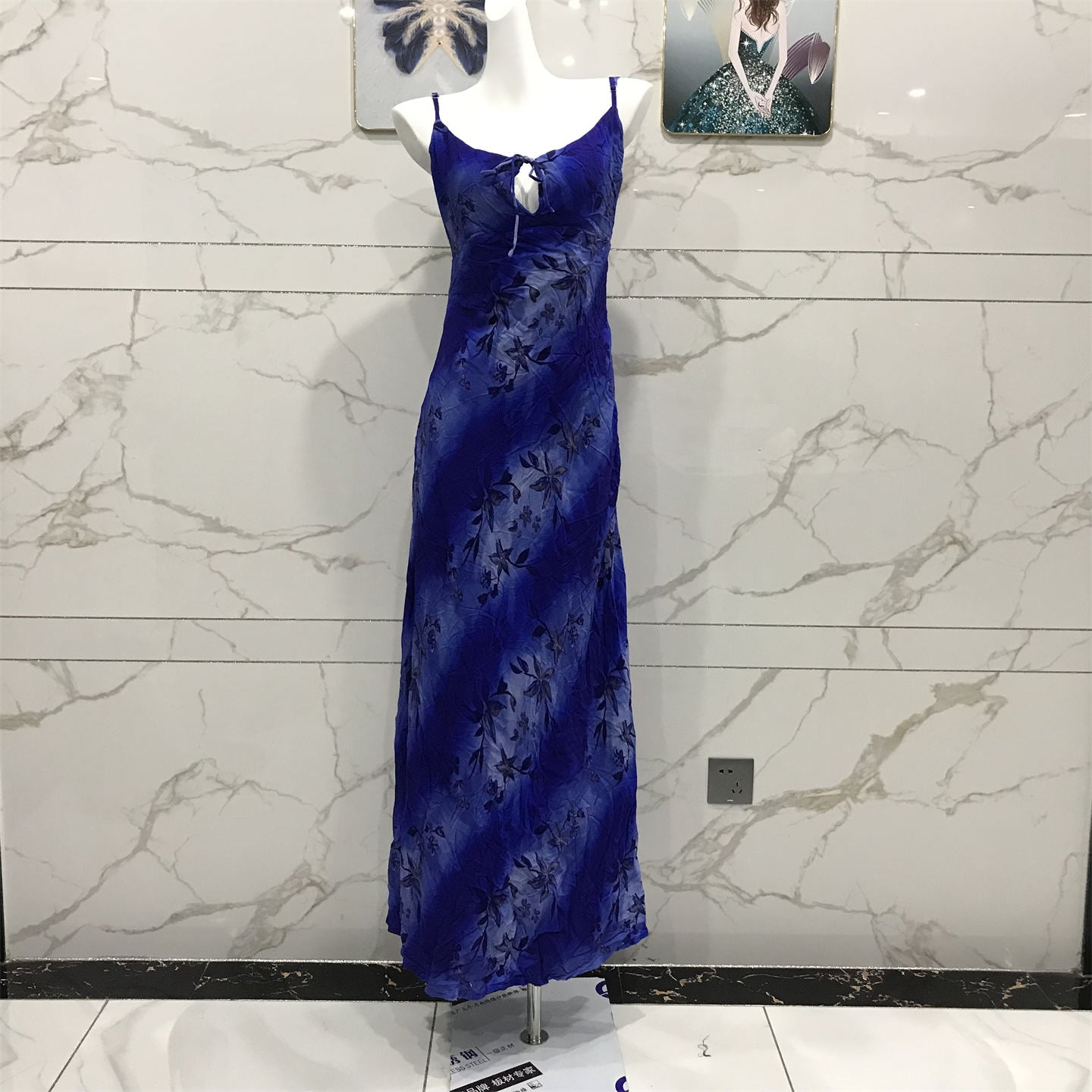 Elegantes, königsblaues, langes Chiffon-Ballkleid mit Spaghettiträgern und Printmuster, zum Binden in der Taille, Abendkleid P4708