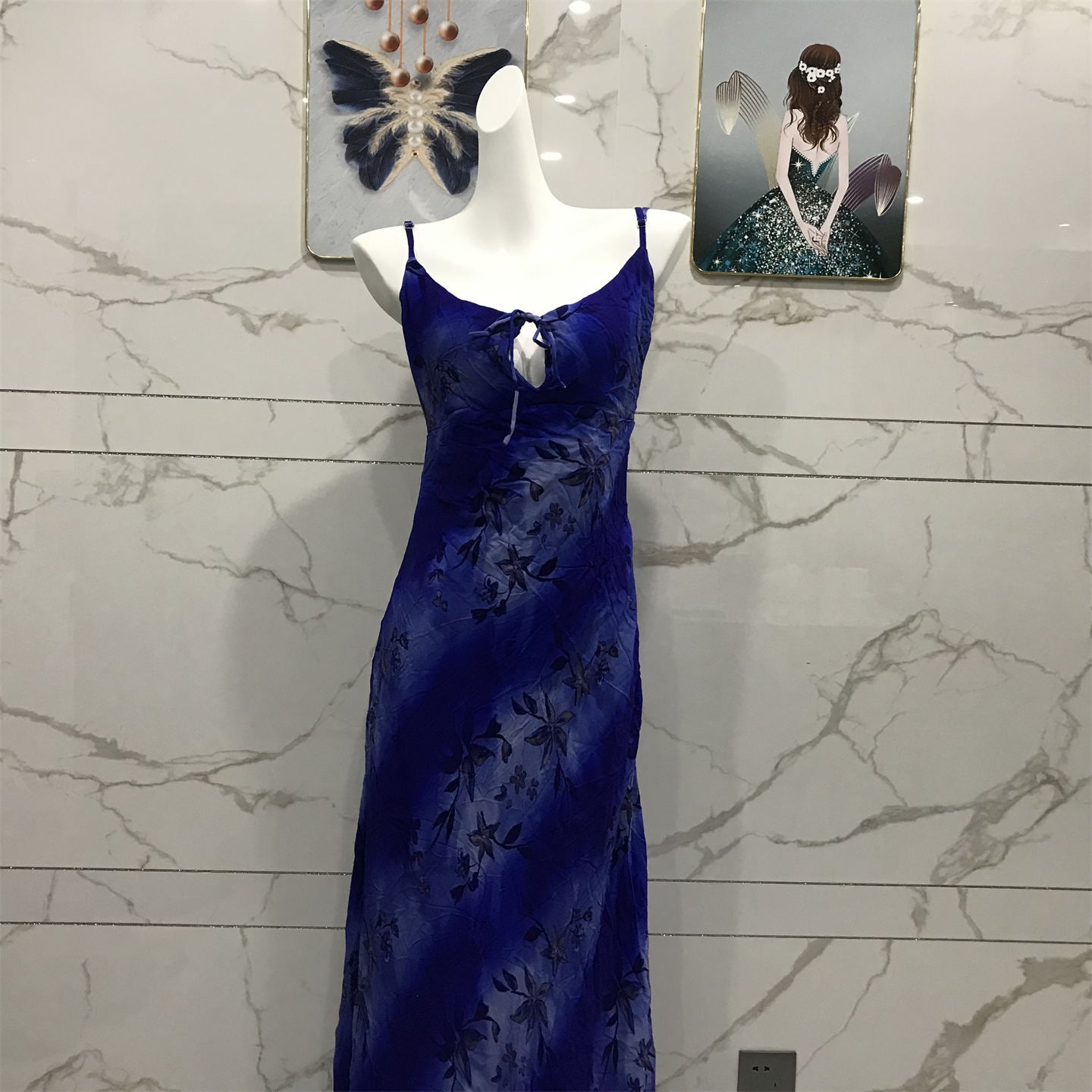 Elegantes, königsblaues, langes Chiffon-Ballkleid mit Spaghettiträgern und Printmuster, zum Binden in der Taille, Abendkleid P4708