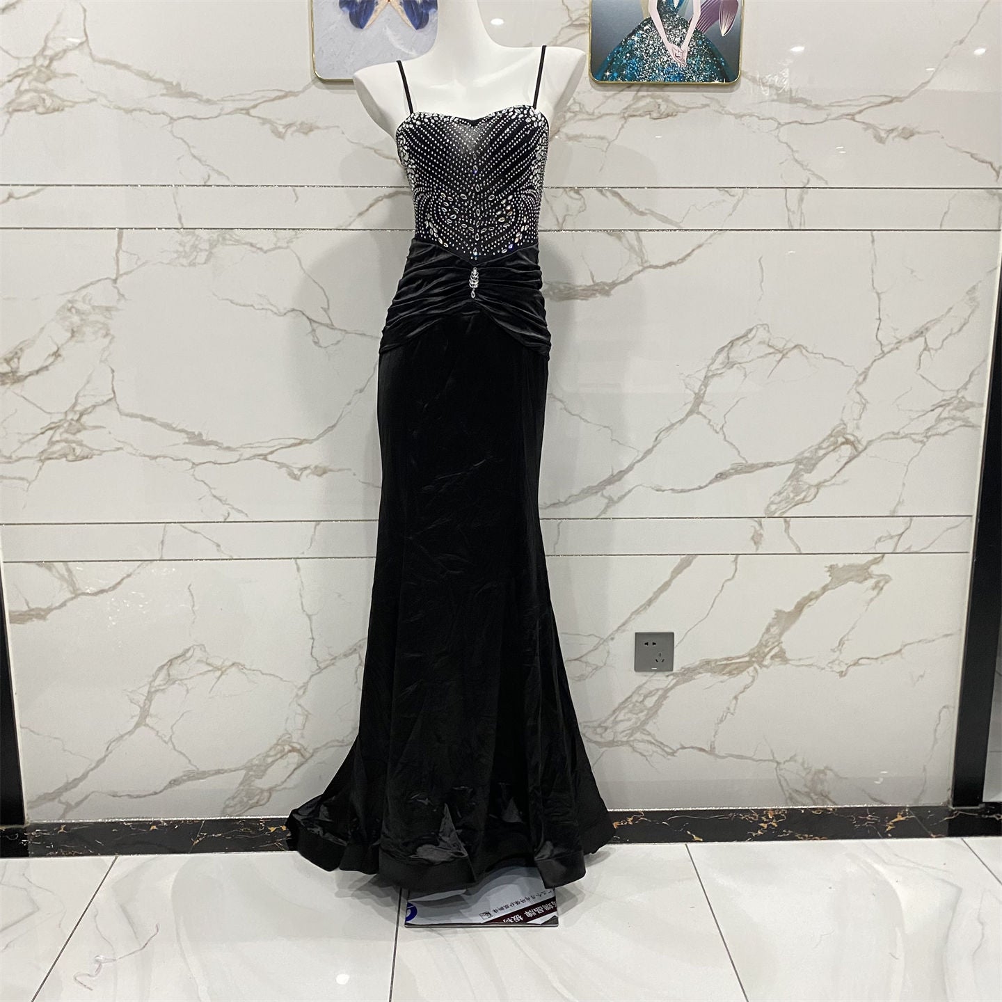 Vintage Schwarzes Meerjungfrauen-Abendkleid mit Spaghettiträgern und Strass-Verzierungen aus Samt P4709