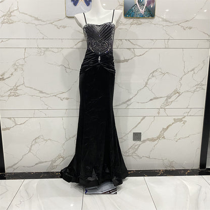 Vintage Schwarzes Meerjungfrauen-Abendkleid mit Spaghettiträgern und Strass-Verzierungen aus Samt P4709