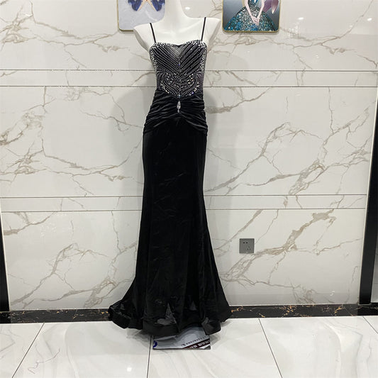 Robe longue de bal vintage noire en velours à bretelles spaghetti ornée de strass, coupe sirène P4709