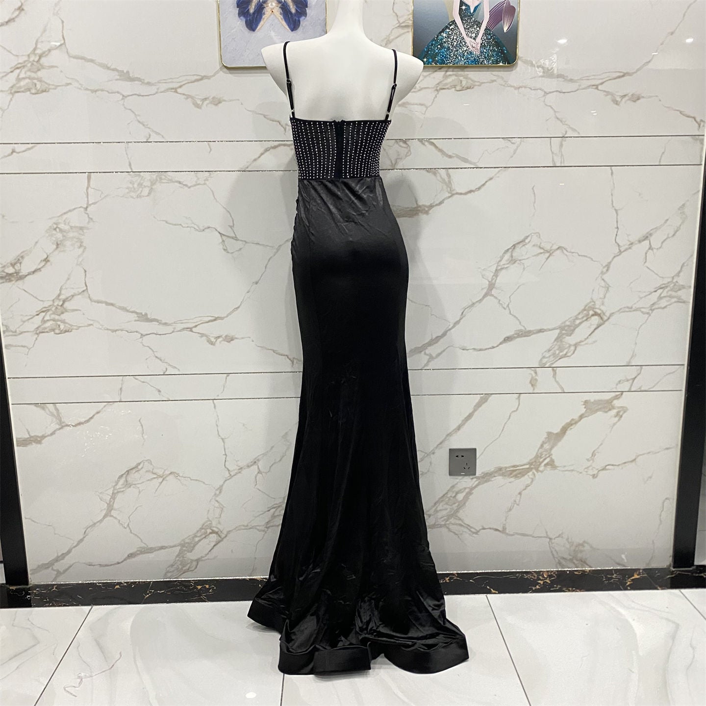 Vintage Schwarzes Meerjungfrauen-Abendkleid mit Spaghettiträgern und Strass-Verzierungen aus Samt P4709