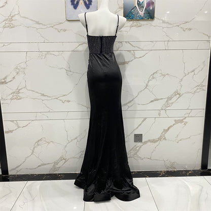 Vintage Schwarzes Meerjungfrauen-Abendkleid mit Spaghettiträgern und Strass-Verzierungen aus Samt P4709