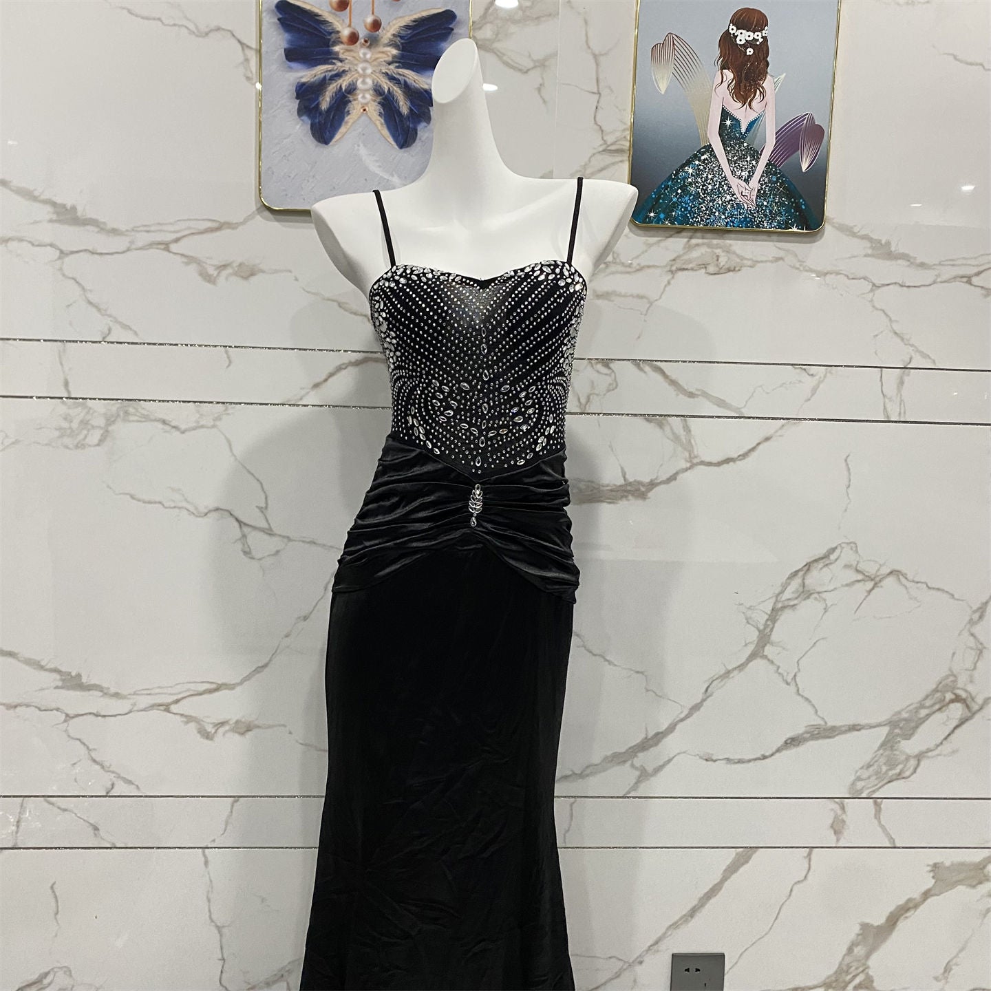Vintage Schwarzes Meerjungfrauen-Abendkleid mit Spaghettiträgern und Strass-Verzierungen aus Samt P4709